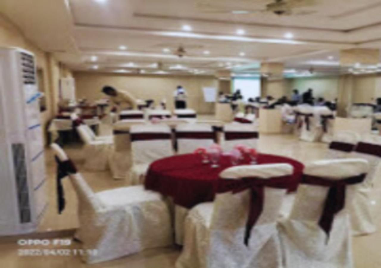 Hotel Day In Emporium ลาฮอร์ ภายนอก รูปภาพ