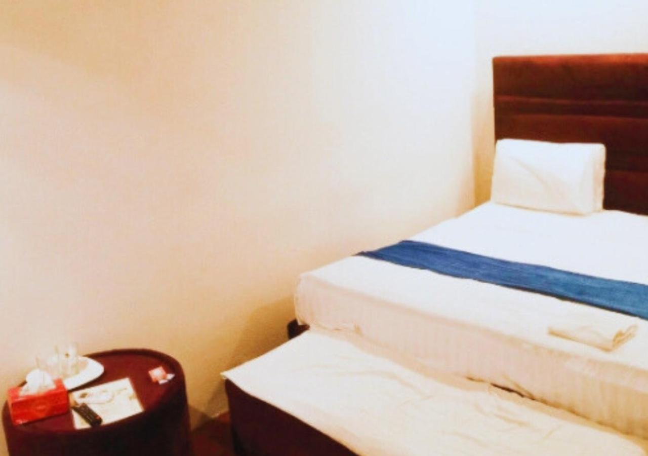 Hotel Day In Emporium ลาฮอร์ ภายนอก รูปภาพ