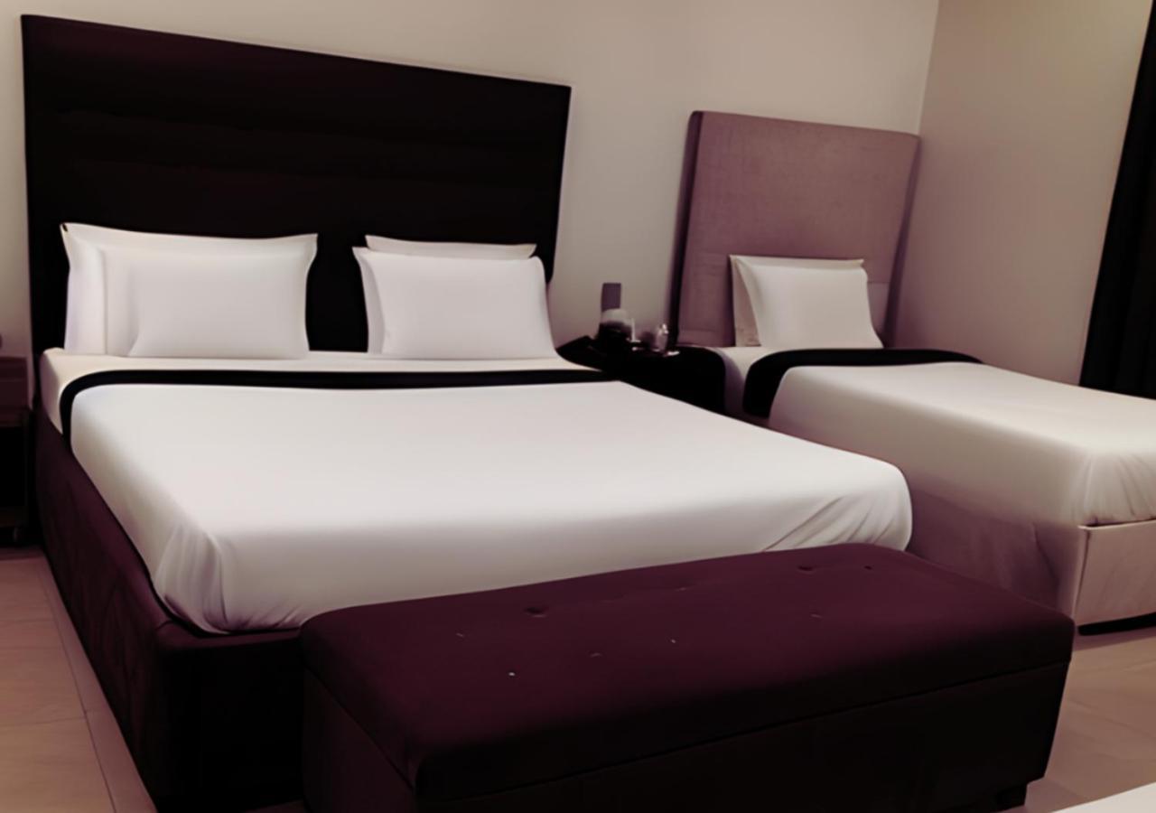 Hotel Day In Emporium ลาฮอร์ ภายนอก รูปภาพ