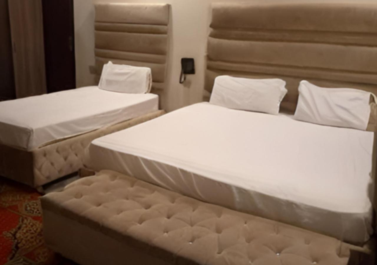Hotel Day In Emporium ลาฮอร์ ภายนอก รูปภาพ